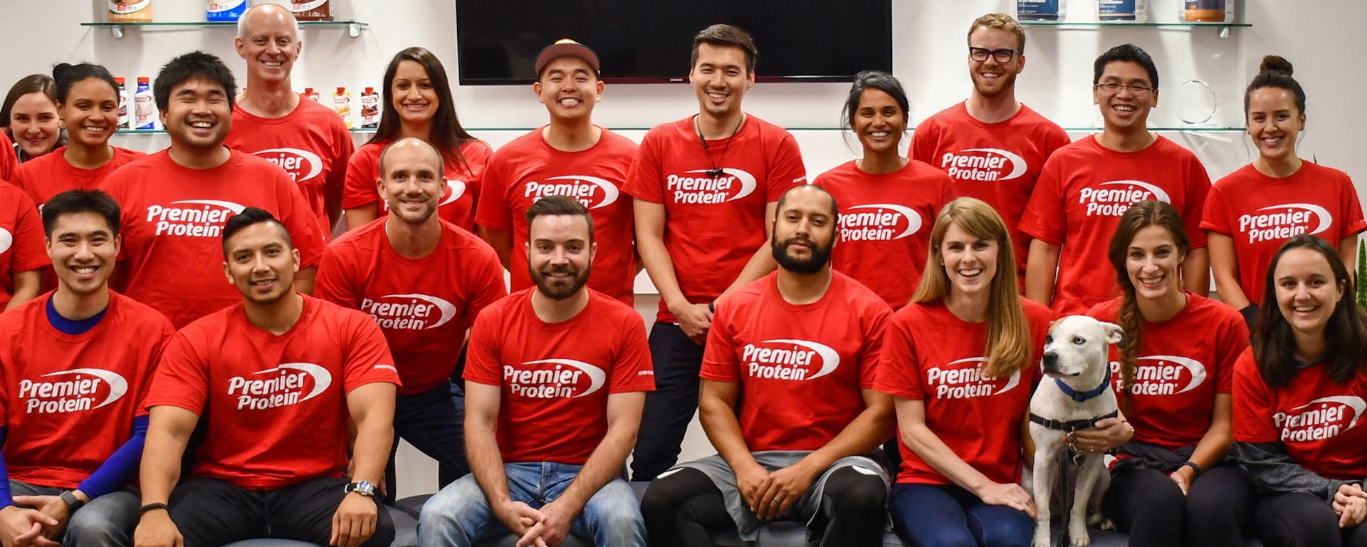 Un groupe d'employés de Premier Protein et Scout the dog!