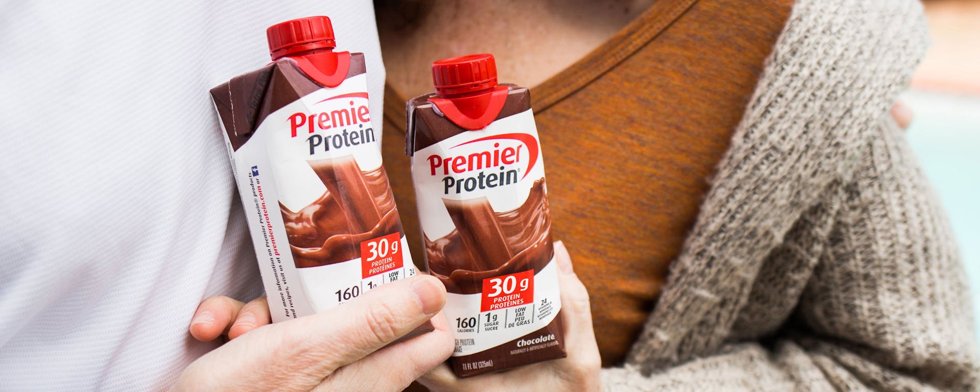 Un couple tenant des chocolats protéinés au premier ministre canadien.